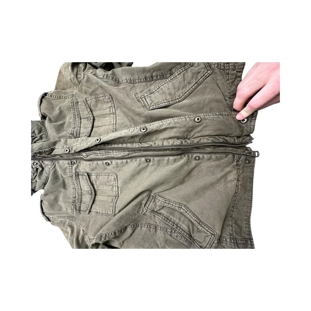 Levis current listed tag